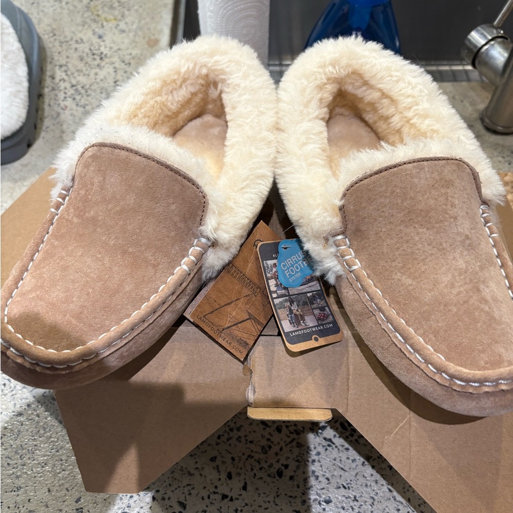 Size 6 women’s lamo slippers